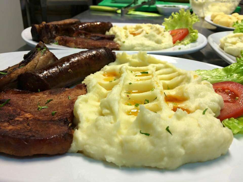 Restaurant Bistro Suete Cluj - Atmosferă caldă și ospitalitate românească